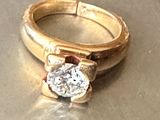 une bague en or surmontée d'un diamant