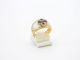 gros plan d'une bague en or sur une surface blanche