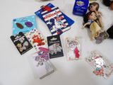 many items that are sitting on a table