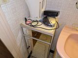 une petite salle de bains équipée d'un lavabo et d'un miroir