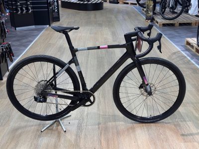 un vélo posé sur un support dans un magasin