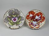 deux assiettes ornées de fleurs, posées côte à côte