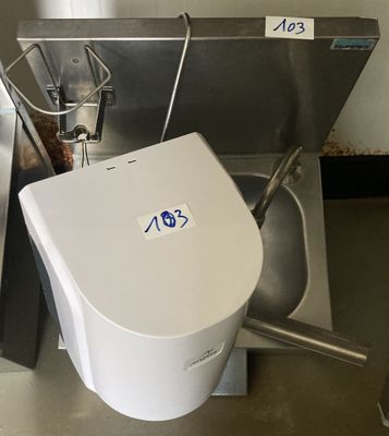 des toilettes situées au milieu d'un lavabo