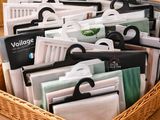 de nombreux dossiers dans un panier posé sur la table