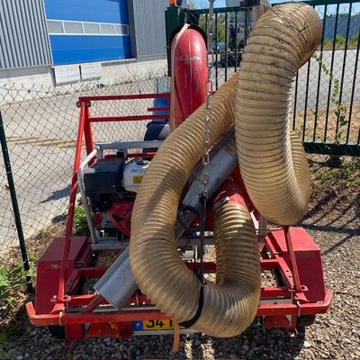 une machine à laquelle est raccordé un tuyau à l'arrière