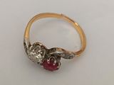 gros plan d'une bague en or avec une pierre rouge