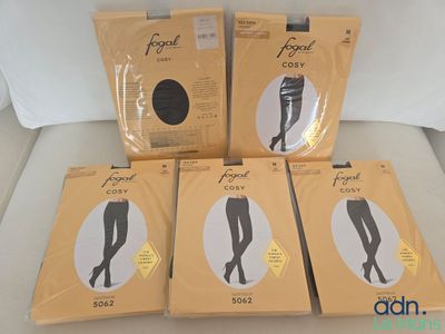 quatre paires de leggings sont empilées les unes sur les autres