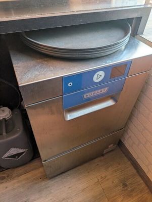 une photo d'un four à pizza sur lequel se trouve une pizza
