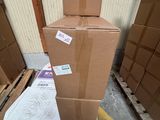 une pile de boîtes sur une palette dans un entrepôt