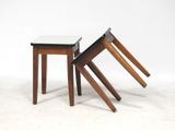 trois tabourets en bois, l'un avec un plateau blanc et l'autre avec un plateau noir