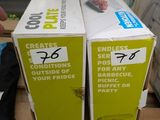 deux boîtes de nourriture posées sur une table dans un magasin