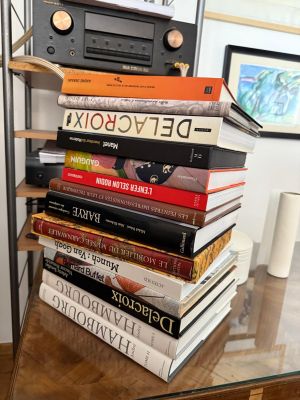 de nombreux livres empilés les uns sur les autres sur une table en verre