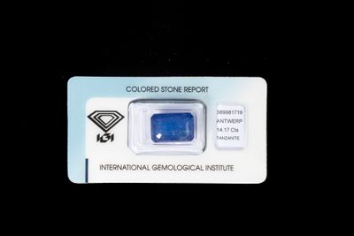 Tanzanite bleu violet rectangulaire à pans coupés pesant 14,71 carats. - Photo 1