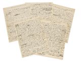 une pile de vieilles lettres sur fond blanc
