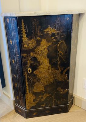 Paire d'encoignures à dessus de marbre blanc en bois et plac…