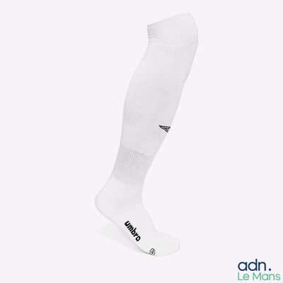 Les chaussettes sont blanches et ont des rayures noires.