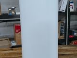 une poubelle blanche posée sur une table en bois