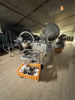 une machine qui se trouve à l'intérieur d'un bâtiment