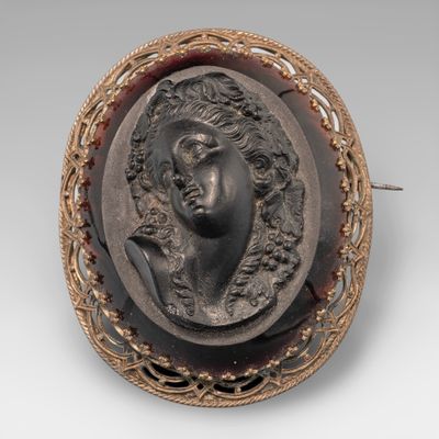 Broche en verre teintי sculptי figurant un יlיgant visage de…