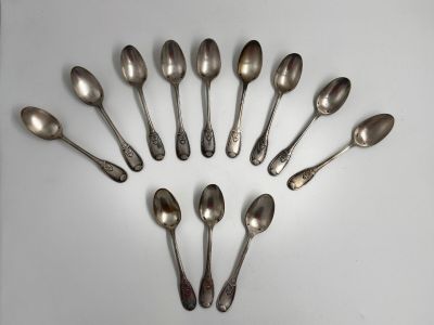 beaucoup de cuillères disposées en cercle sur une table