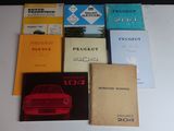 un grand nombre de livres posés sur une table