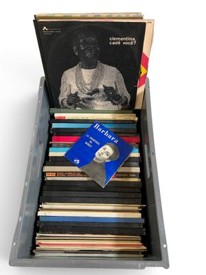 une vieille boîte à disques contenant beaucoup de disques