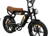 un gros plan d'un vélo électrique noir et orange sur fond blanc