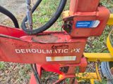 un gros plan d'une machine rouge posée au sol
