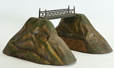 deux statues représentant un pont au sommet d'une montagne