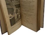 un livre ouvert sur une page où l'on voit la photo d'un homme et d'une femme