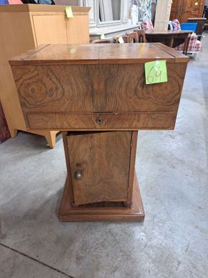 une armoire en bois sur laquelle est collé un autocollant vert