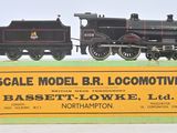 une maquette de train noire et jaune posée sur une boîte verte