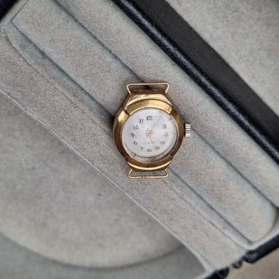 une montre posée sur un bagage