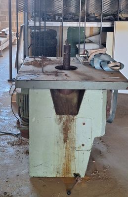 une machine placée au milieu d'une pièce