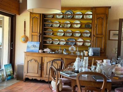 une salle à manger avec un vaisselier et une table à manger