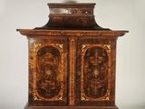 une vieille armoire en bois avec des sculptures et des gravures sur les portes