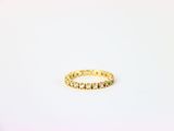 une bague en or avec des diamants sur fond blanc