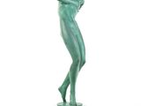 une image représentant une statue de femme posée sur un socle en marbre