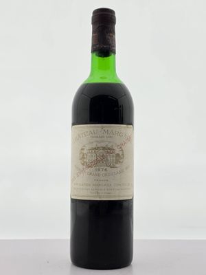 une bouteille de vin posée sur une table
