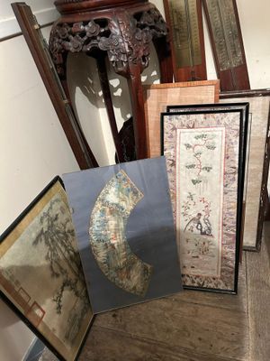 de nombreuses cartes et photos encadrées posées par terre