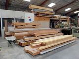 de nombreuses pièces de bois empilées les unes sur les autres dans un bâtiment