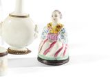 trois figurines représentant des personnes assises sur une table