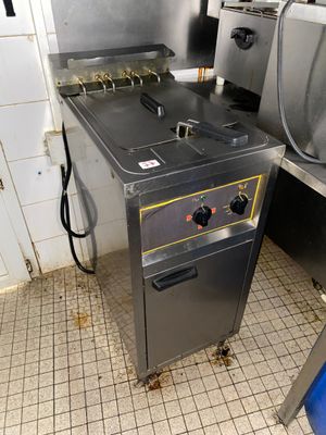 une photo d'une cuisine professionnelle équipée d'une cuisinière et d'un évier