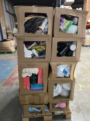 plusieurs cartons empilés les uns sur les autres dans un entrepôt