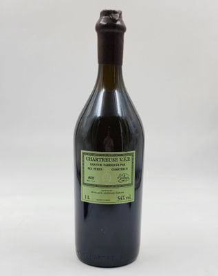 une bouteille de vin posée sur une table blanche