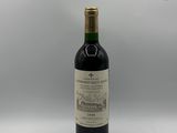 gros plan d'une bouteille de vin sur une table