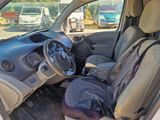 une voiture équipée d'un siège à l'avant