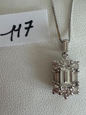 Chaîne en or gris soutenant un pendentif en Platine, serti d…