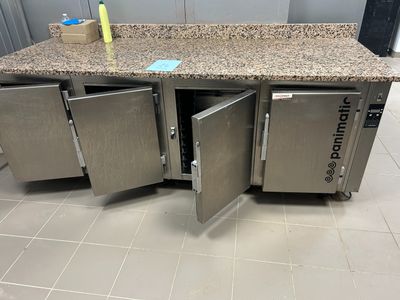 un meuble avec plusieurs tiroirs dans une pièce