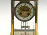 une horloge en or posée sur une table